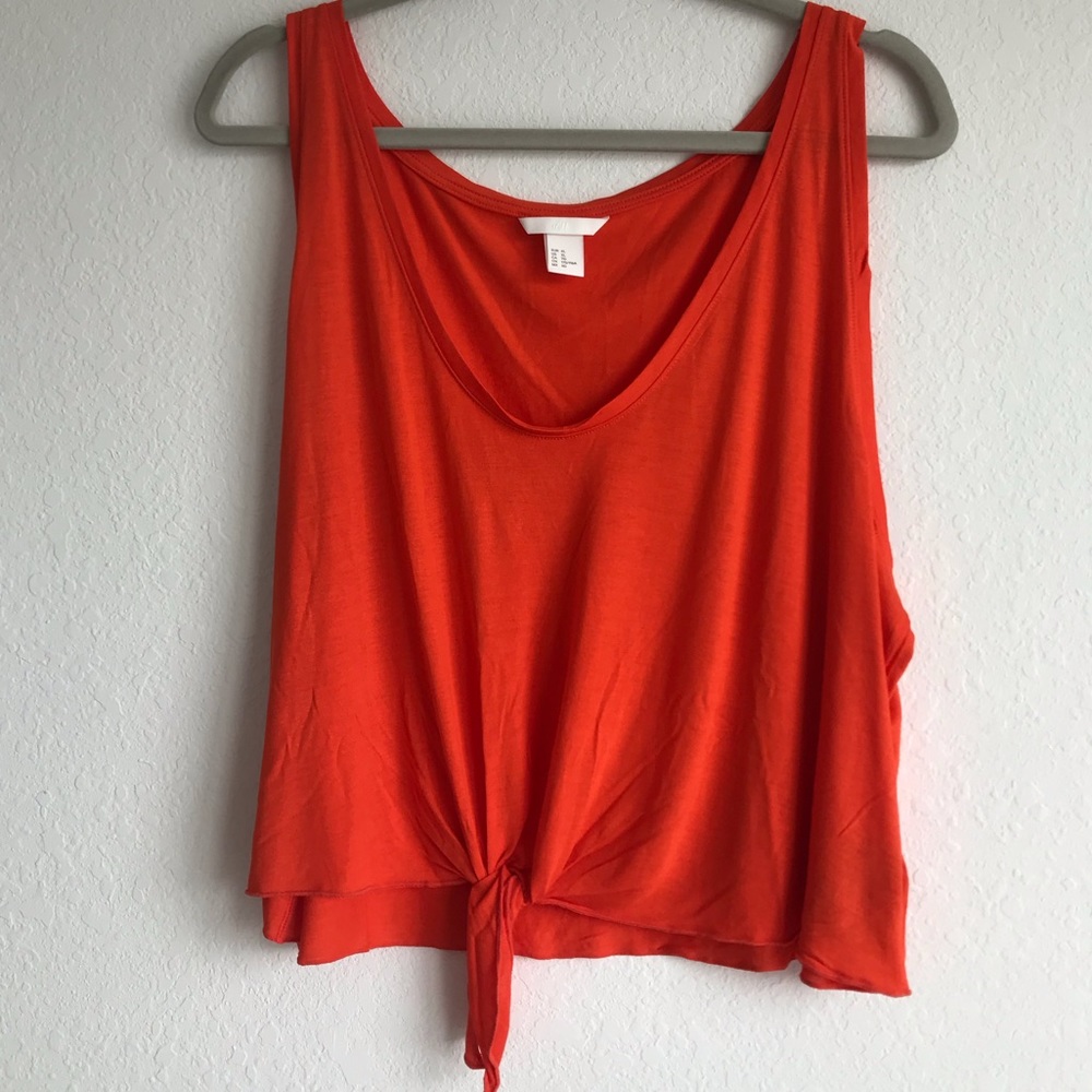 Cropped tie in the front shirt.